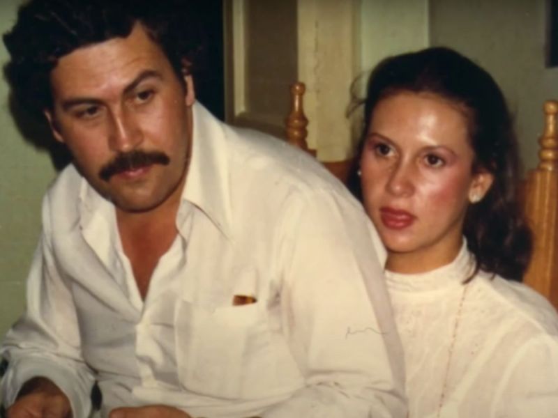 Pablo Escobar sitting on wife Victoria Maria Henao's lap