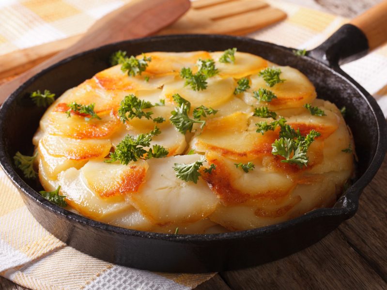 A skillet with baked Pommes Anna
