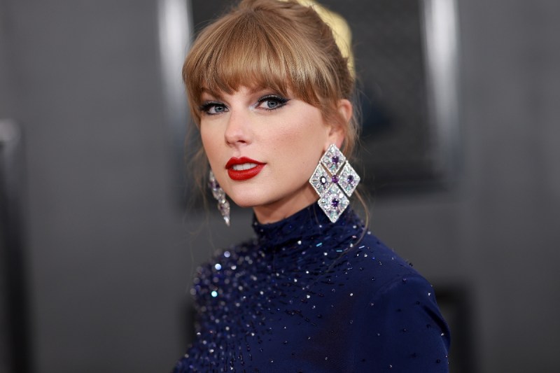 blake-lively-shares-candid-snaps-of-taylor-swift-34th-birthday-party