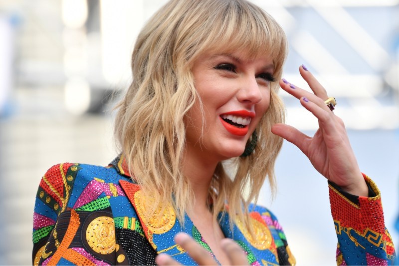 did-taylor-swift-drop-f-bomb-at-travis-kelces-game-after-big-hit