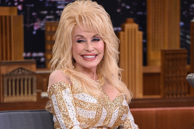 dolly-parton-surprises-terminally-ill-fan-with-phone-call-fulfills-bucket-list-wish