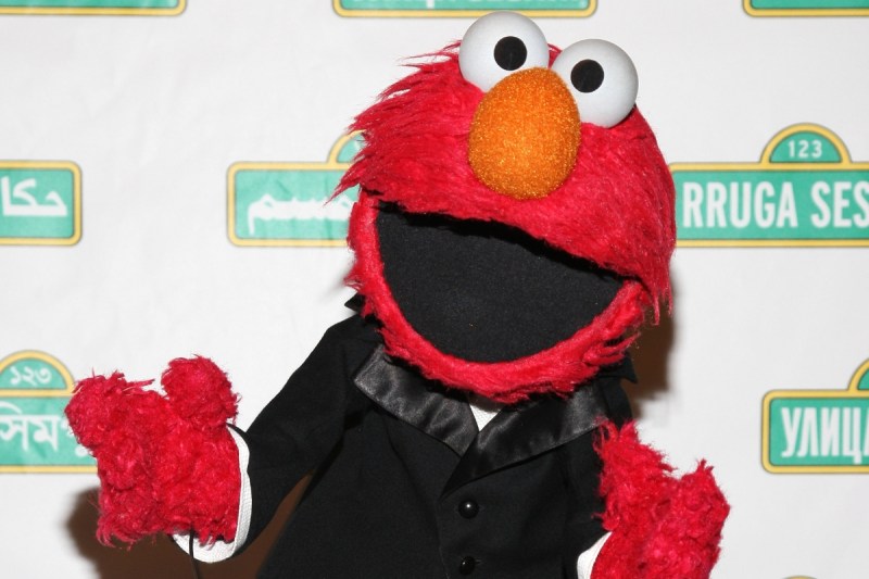elmo-posts-new-years-tweet-fans-immediately-chime-in