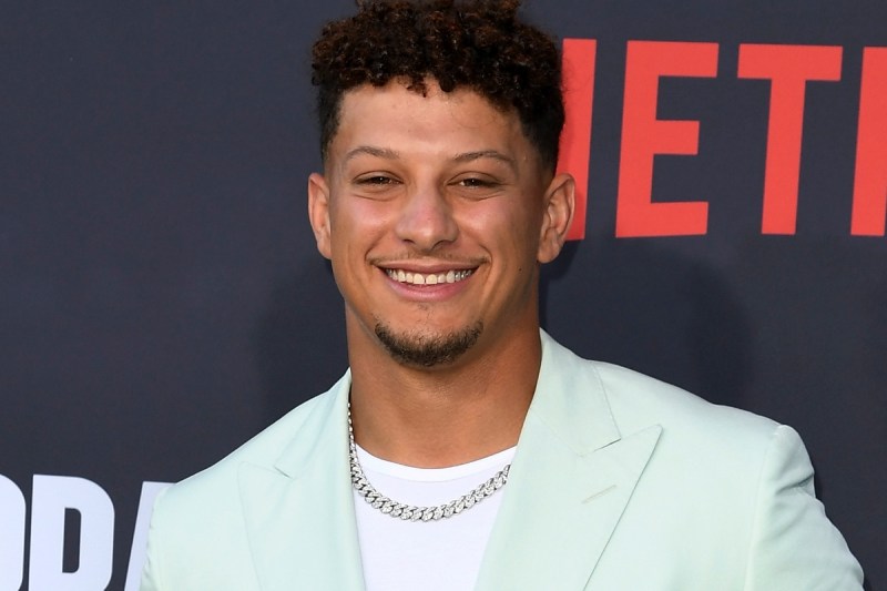 patrick-mahomes-roasted-for-picking-his-nose-at-christmas-day-chiefs-game