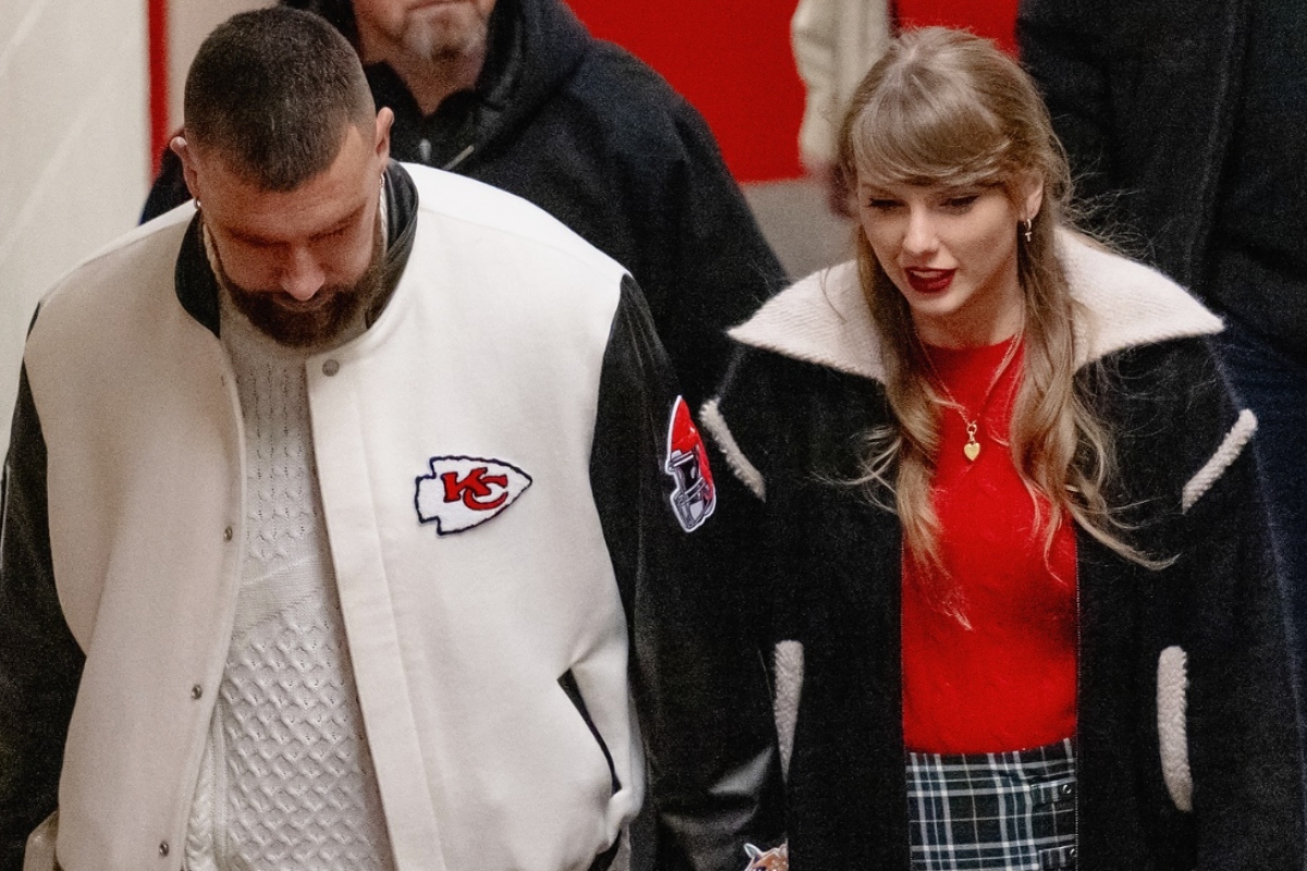 Taylor Swift, Travis Kelce Leave Stadium Holding Hands
