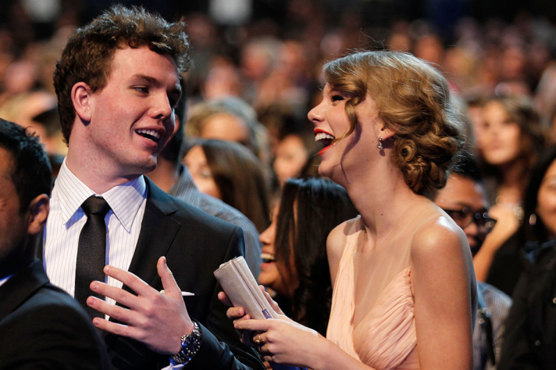 taylor-swifts-brother-gave-travis-kelce-the-sweetest-christmas-gift