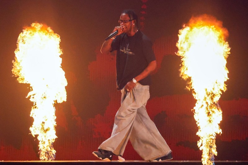 travis-scott-hit-by-floating-head-prop-during-show-almost-falls-off-stage