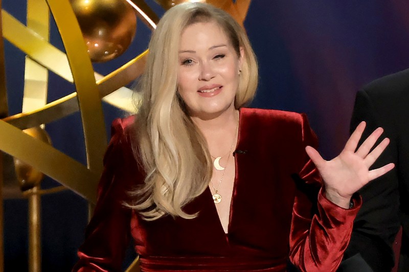 2024-emmys-christina-applegate-gets-standing-ovation-makes-internet-cry