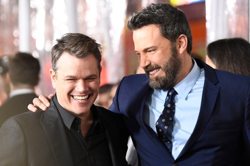 ben-affleck-matt-damon-bromance-sets-the-internet-ablaze-during-golden-globes
