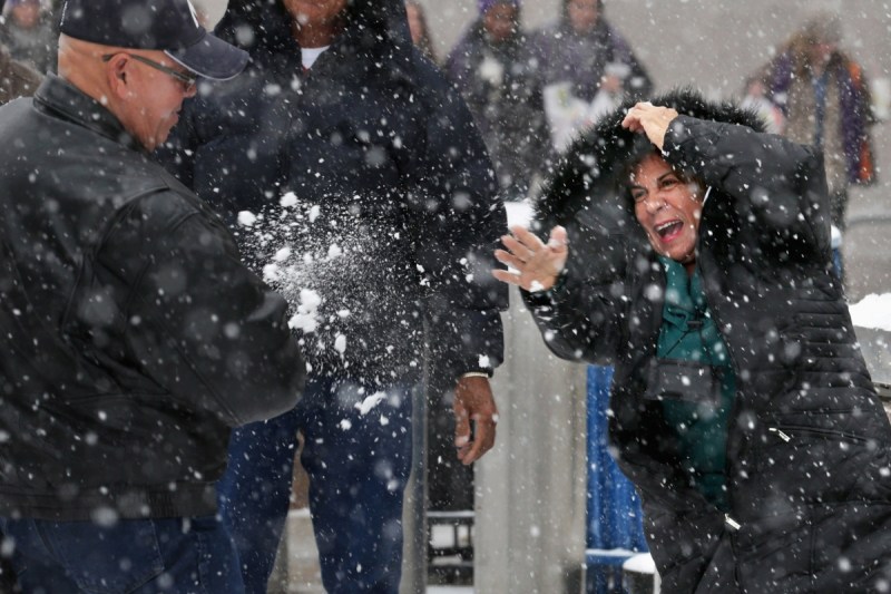 buffalo-bills-fans-pelt-kansas-city-chiefs-players-with-snowballs