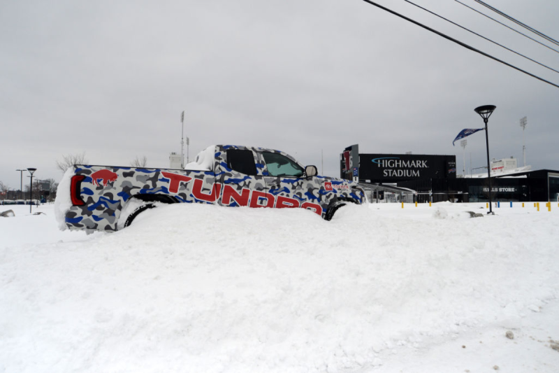 buffalo-bills-hiring-fans-to-shovel-snow-for-big-playoff-game-against-chiefs
