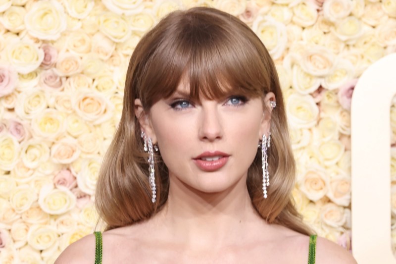 fans-think-taylor-swift-facetimed-travis-kelce-at-golden-globes