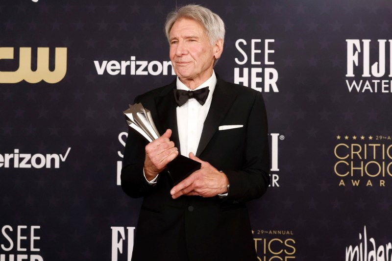 harrison-ford-chokes-while-accepting-critics-choice-career-achievement-award