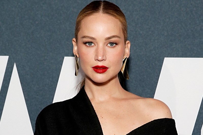 jennifer-lawrence-reveals-she-told-robert-de-niro-to-go-home-at-her-wedding