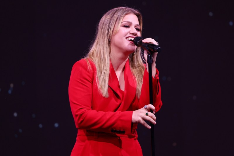 kelly-clarkson-helps-marry-couple-during-nye-las-vegas-concert