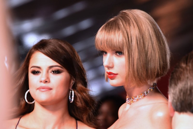 selena-gomez-taylor-swift-appear-to-gossip-about-timothee-chalamet-at-golden-globes
