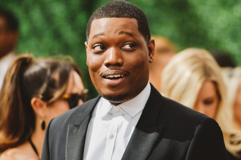 snls-michael-che-calls-for-boycott-of-awards-shows-following-jo-koy-golden-globes-backlash