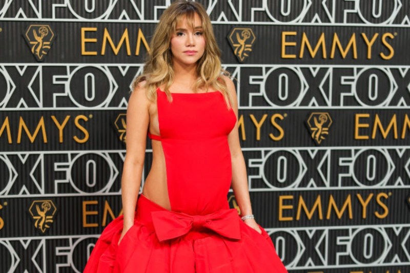 suki-waterhouse-shows-off-baby-bump-with-revealing-red-gown-on-emmys-2024-red-carpet