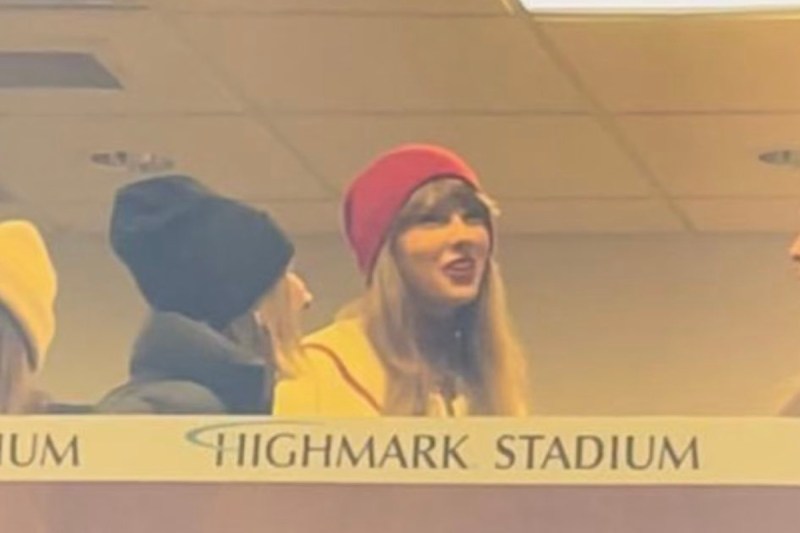taylor-swift-celebrates-travis-kelces-big-touchdown-in-chiefs-ravens-game