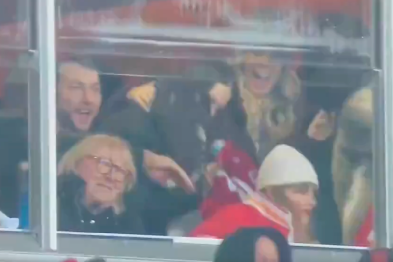 taylor-swift-dances-her-heart-out-at-kansas-city-chiefs-game-fans-online-annoyed