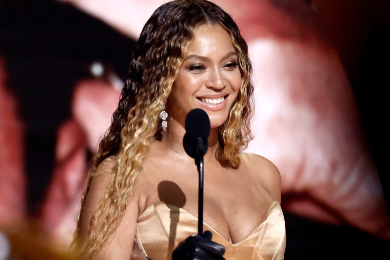 beyonce-debuts-country-songs-after-rocking-cowboy-outfit-at-2024-grammys