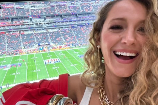 blake-lively-says-attending-super-bowl-with-taylor-swift-was-like-the-twilight-zone