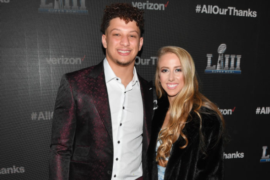 brittany-patrick-mahomes-visit-children-wounded-in-parade-shooting