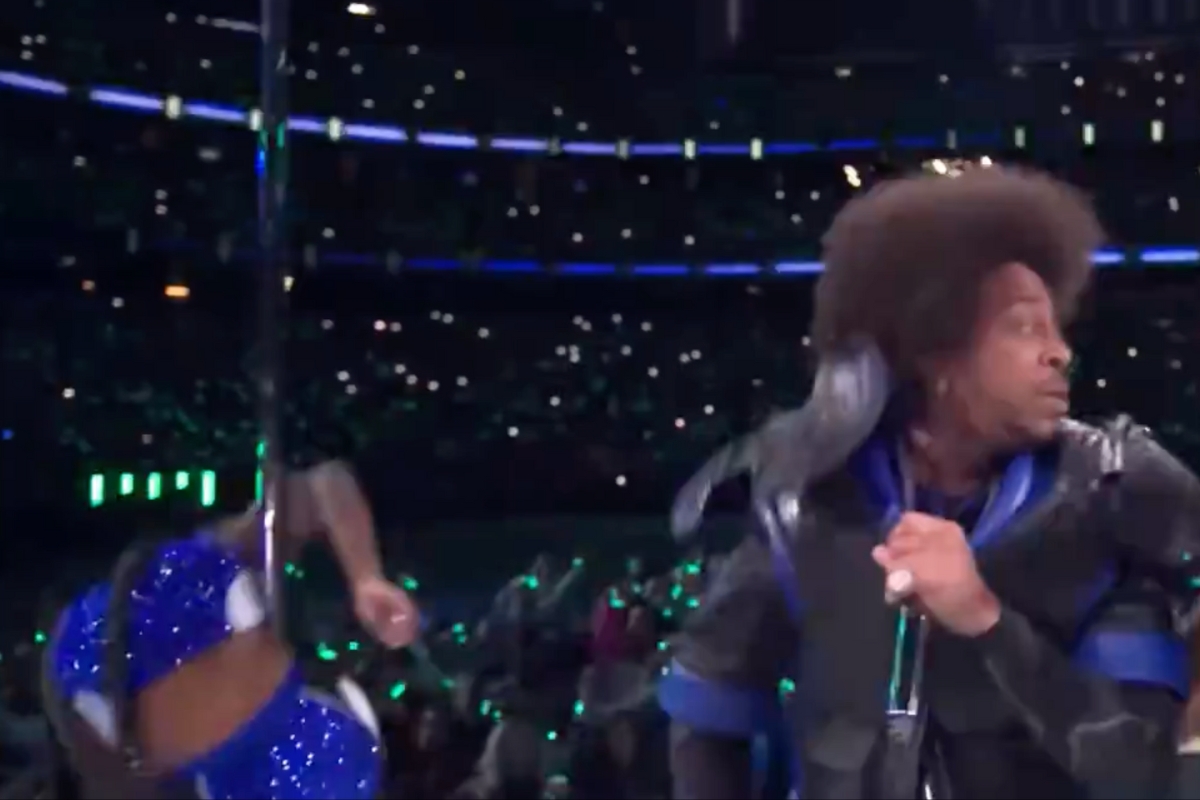 eagle-eye-viewers-spot-super-bowl-pole-dancer-mishap