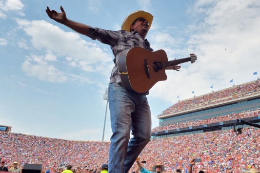 garth-brooks-wants-travis-kelce-to-sing-friends-in-low-places-at-his-new-bar