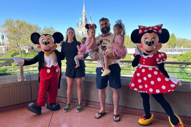 jason-kelce-spends-time-at-disney-with-mom-daughters-ahead-of-super-bowl-lviii