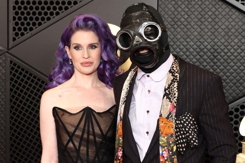 kelly-osbournes-grammys-2024-date-turns-heads-with-gas-mask-attire
