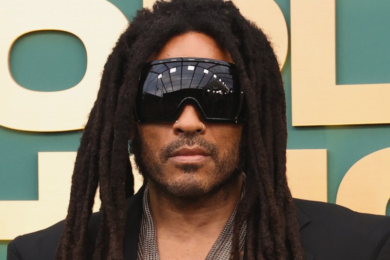 lenny-kravitz-performs-greatest-hits-medley-at-peoples-choice-awards-sets-internet-ablaze