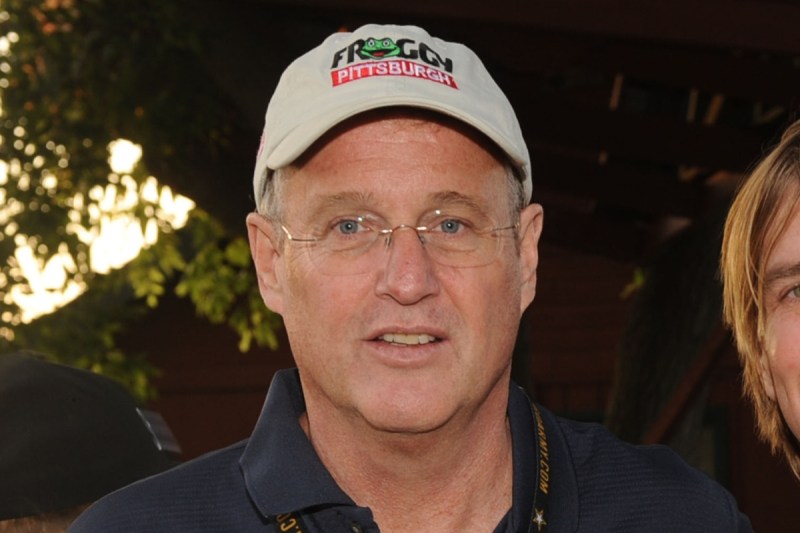 new-video-footage-shows-taylor-swifts-dad-during-alleged-paparazzi-incident