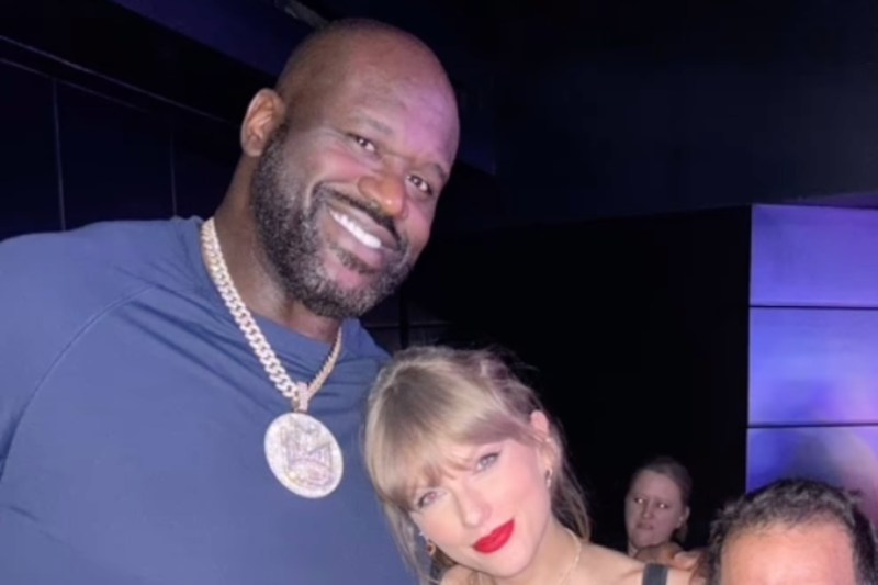 shaq-gifts-taylor-swift-4500-bejeweled-87-football-bag-at-super-bowl-lviii