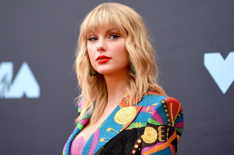 swifties-epic-taylor-swift-themed-super-bowl-party-goes-viral