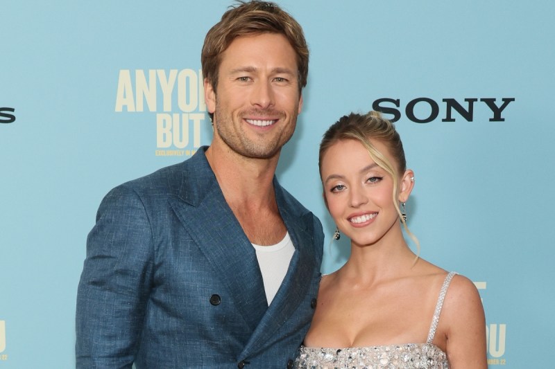 sydney-sweeney-glen-powell-sing-unwritten-with-natasha-bedingfield-give-fans-goosebumps