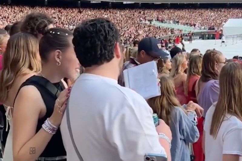 taylor-swift-fans-bring-laminated-lyric-sheets-to-eras-tour-in-hilarious-video
