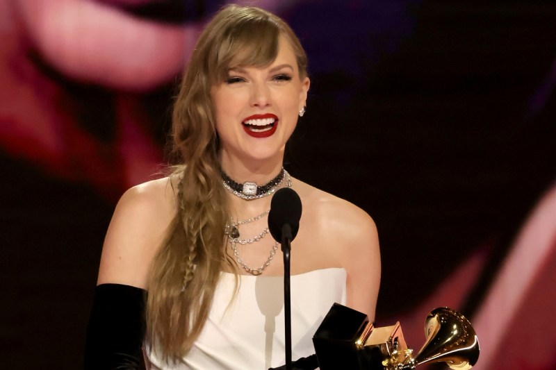 taylor-swift-wins-grammy-award-for-best-pop-vocal-album-internet-goes-crazy