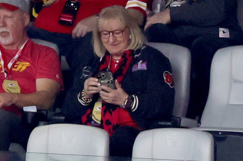 travis-kelce-shares-emotional-celebration-with-mom-after-chiefs-super-bowl-win