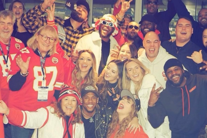 travis-kelces-mom-updates-facebook-photo-to-include-taylor-swift