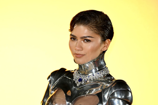 zendaya-suns-at-dune-2-premiere-in-see-through-robot-suit
