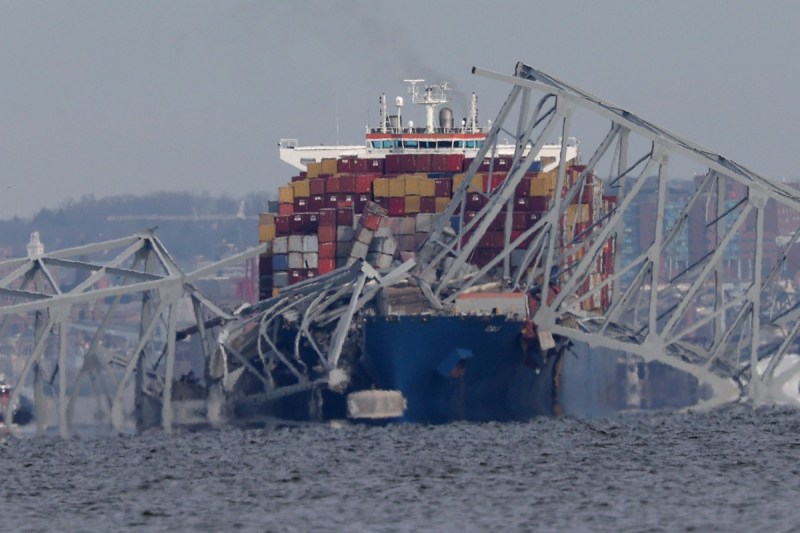 at-least-6-people-remain-unaccounted-for-following-baltimore-bridge-collapse