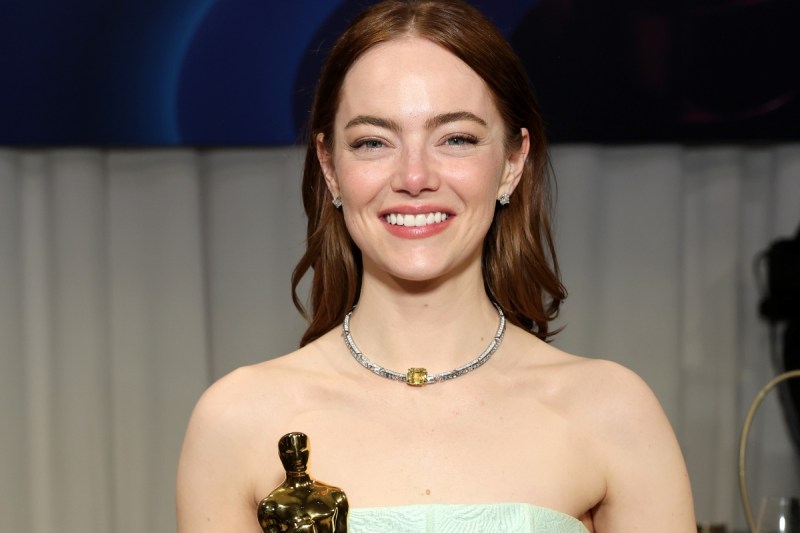 emma-stone-suffers-wardrobe-malfunction-at-oscars-blames-ryan-goslings-im-just-ken
