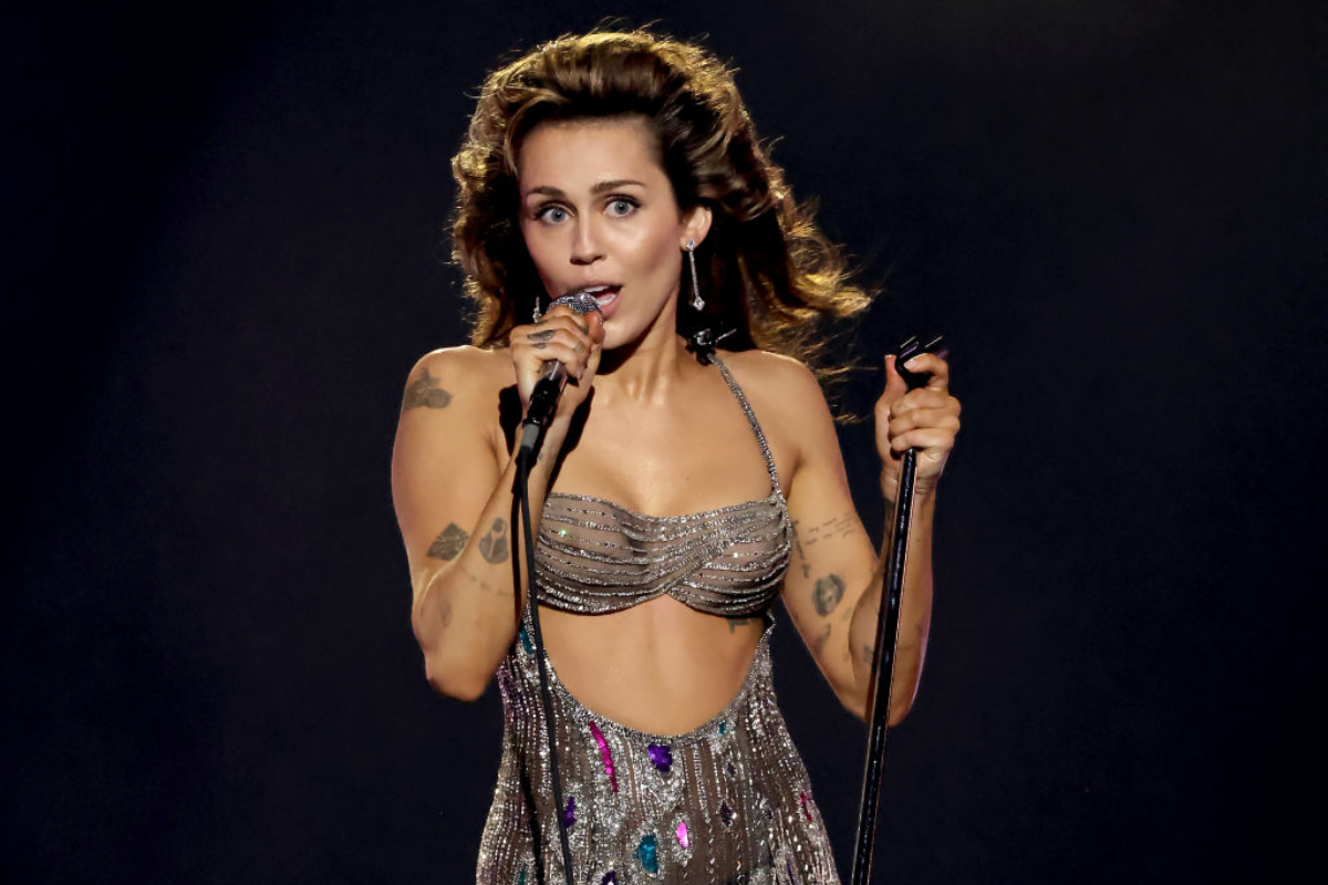 miley-cyrus-posts-topless-photo-with-cowboy-hat-internet-goes-crazy