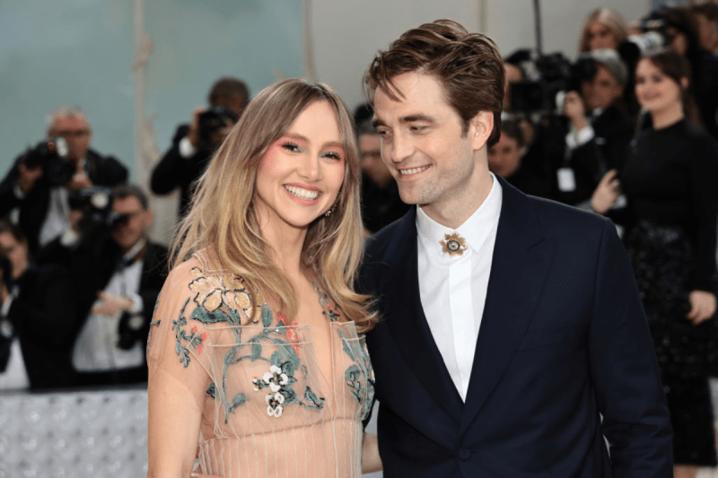 robert-pattison-and-suki-waterhouse-confirm-arrival-of-first-child-with-sweet-photos