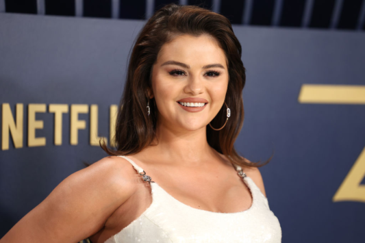 selena-gomez-breaks-the-internet-with-series-of-shirtless-photos
