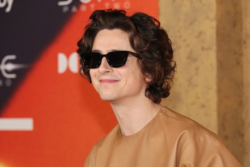 timothee-chalamet-photographed-on-set-in-first-look-at-upcoming-bob-dylan-biopic