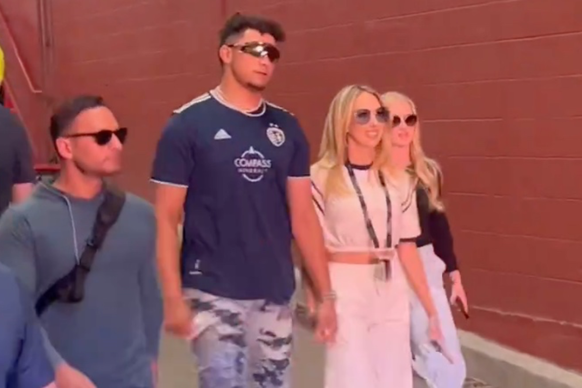 brittany-mahomes-rocks-crop-top-and-cargo-pants-at-basketball-game-with-husband-patrick
