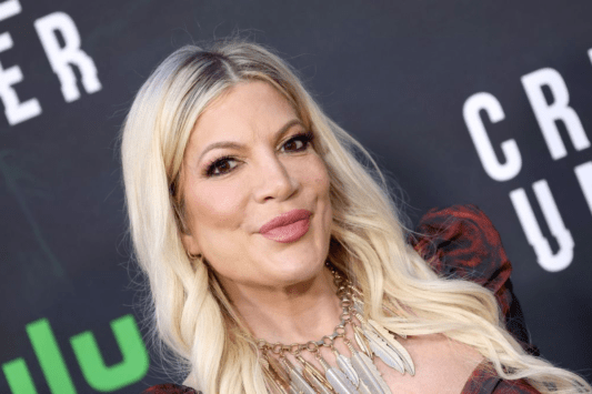 codependent-tori-spelling-says-she-cant-use-the-restroom-alone-7-year-old-son-watches