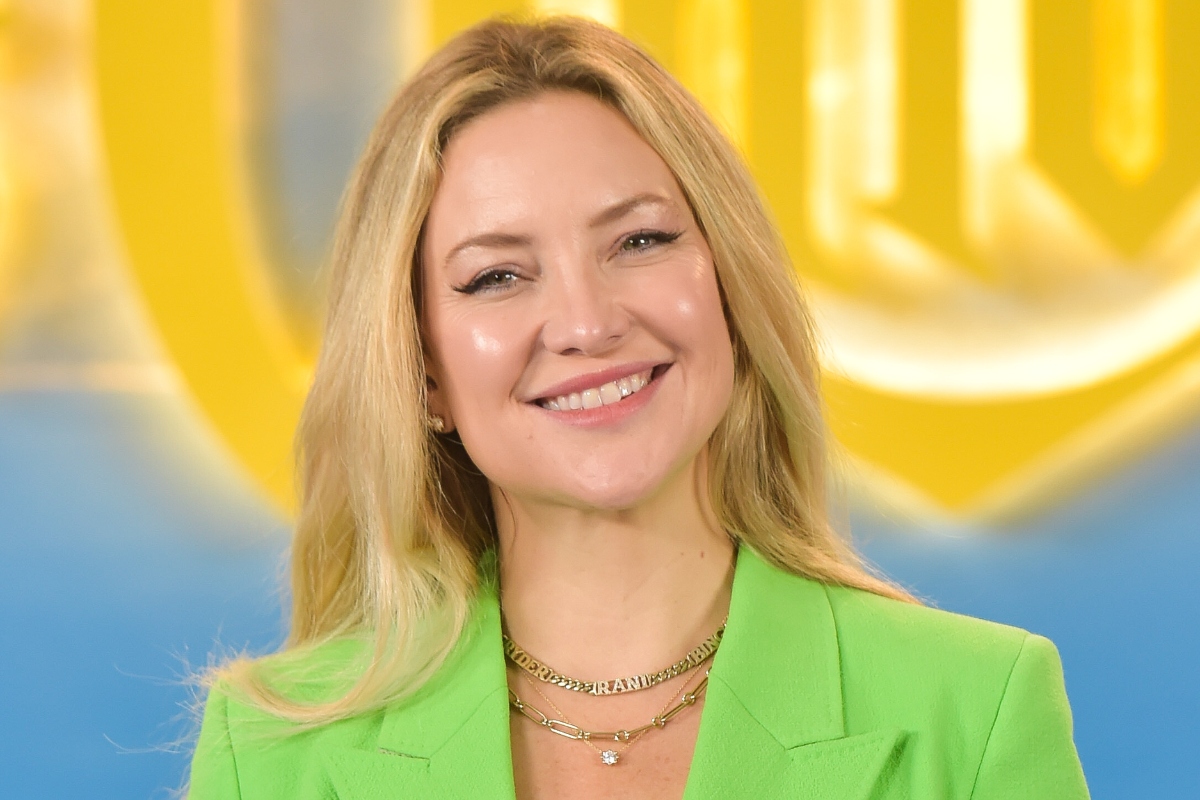 kate-hudson-opens-up-about-her-relationship-with-estranged-biological-father-bill
