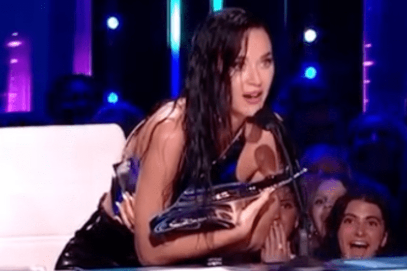 katy-perry-suffers-wardrobe-malfunction-on-american-idol-my-top-broke